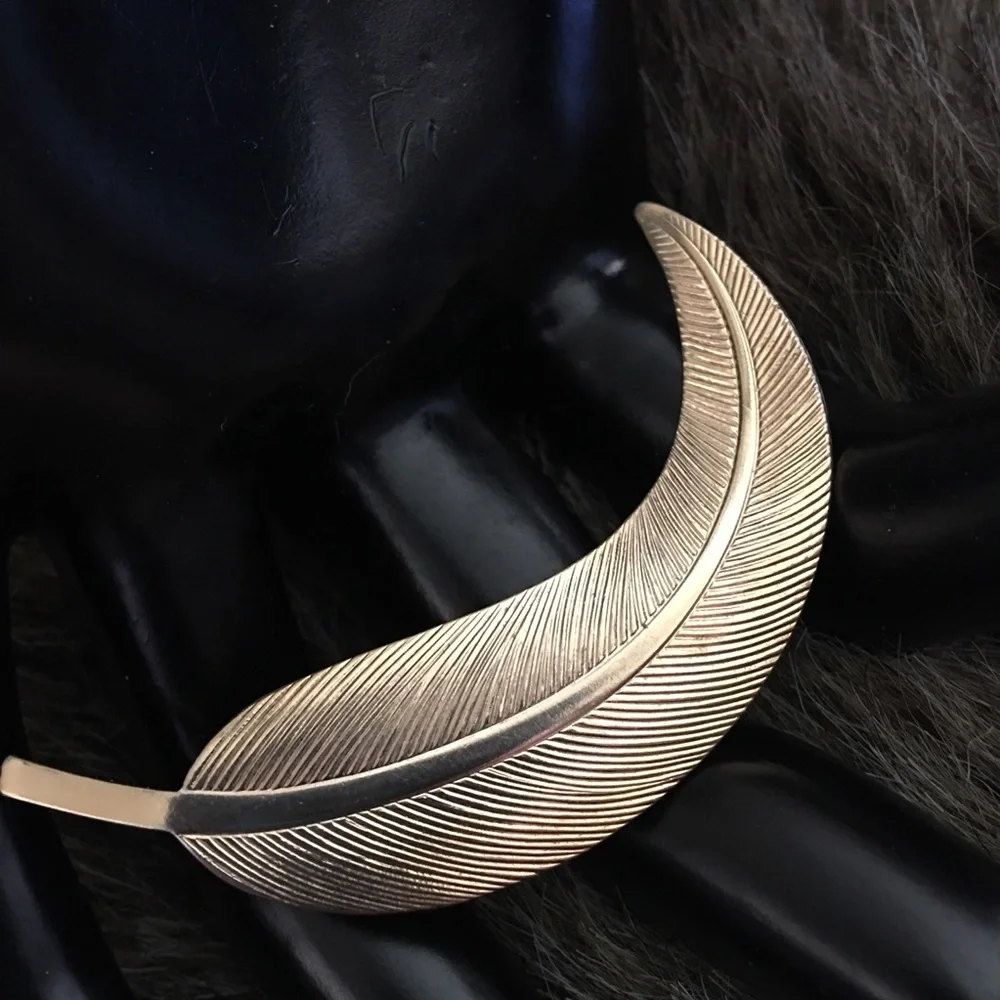 Vintage 70s gold tone textured leaf brooch pin
